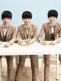 TFBOYS之這個(gè)夏天我們一起攜手度過(guò)