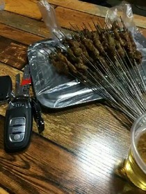 不是一个世界的情侣。