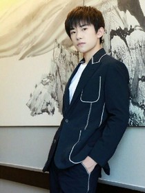易烊千玺之霸道总裁恋上校花