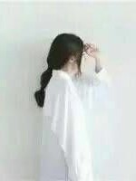 目光带着忧伤，望着你