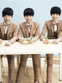 女扮男装之学校校草tfboys