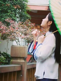 雨打梨花深闭门
