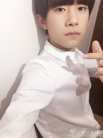 易烊千玺霸气宠娇妻