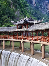 流沙映水影沉沉