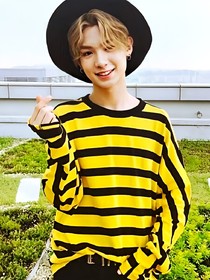 黄明昊.小哥哥有点帅