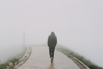 一個人默默地生活