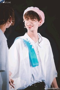 黄明昊.木兰替身