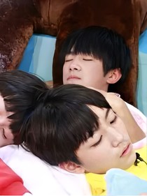 tfboys兄弟间的同手同脚