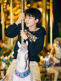 一转身，看见少年