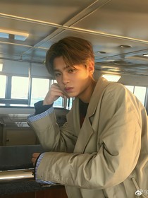 黄明昊，放下你的小肉手