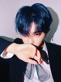 黃明昊.寵女友