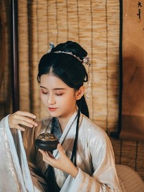 雪扶肩；前塵如夢