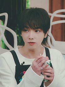 华晨宇：胸前的红领巾更鲜艳了