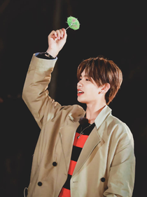 黄明昊：笑靥