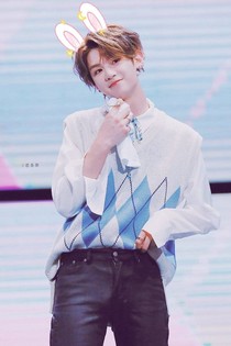 黄明昊:沙雕小姐勿熬夜