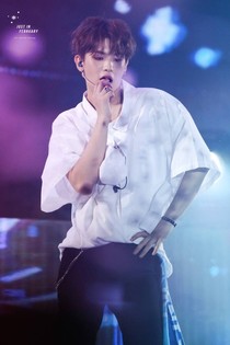 黄明昊.梦醒时分.