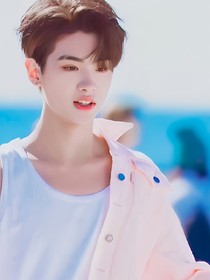 黄明昊:月色不及你