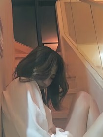 她不是。