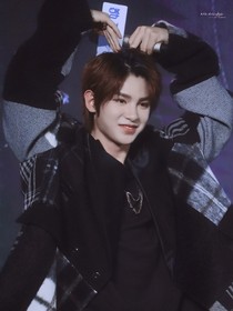 黄明昊:莓果味唇印