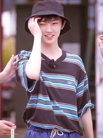马嘉祺：低头