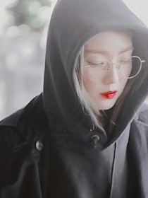 沉默的她