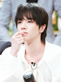 华晨宇：今天撒花