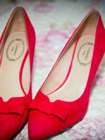 她的红色高跟鞋