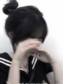 可怜的小女孩被迫吃下虫子……