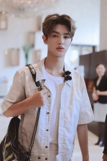 黄明昊：学妹慢点跑