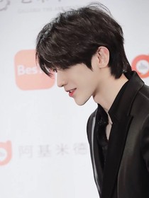 蔡徐坤：榮耀小姐上分忙