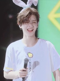 黄明昊：草莓夹心饼