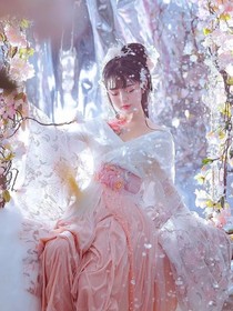 且待君臨