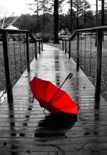 归途路上的红雨伞