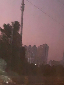 四个红月亮在梦里升起