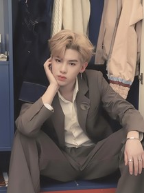 黄明昊：寄人篱下