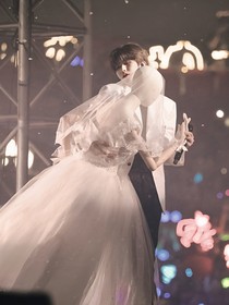 蔡徐坤：發(fā)小女友且粉絲