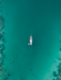 你是孤舟，航行在大海深处