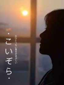 風(fēng)吹亂了她的頭發(fā)