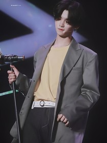 黄明昊，爱上经纪人姐姐