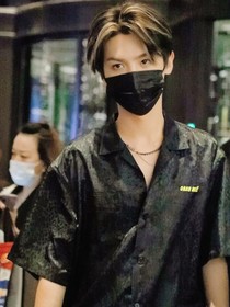 黄明昊：星光之下
