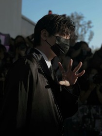 翟潇闻：月亮跌入爱意里