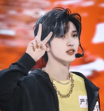 严浩翔：一枝桃花两枝白