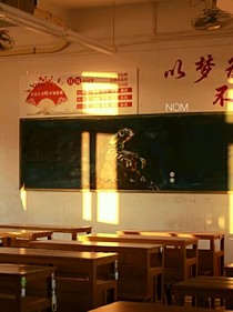 风吹过的操场