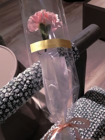 康乃馨中的戒指