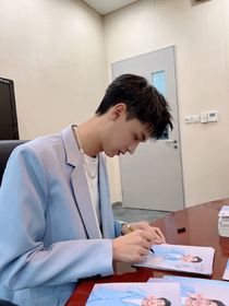 秦霄賢：遇見光與你