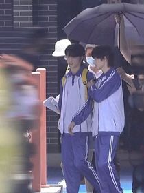 同学，高二三班怎么走？