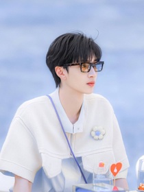 严浩翔：软萌的妹妹