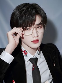 宋亚轩：秘书腰挺好