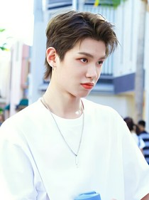 黃明昊：黃總的小嬌妻