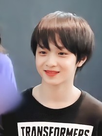 滿月下的少年